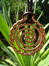 Load image into Gallery viewer, Galaktischer Tensorring mit Doppelspirale | 144 MHz Kupfer | Handgefertigter Dimensionswirbel (Ø 5 cm)