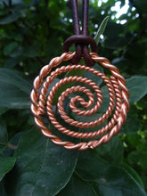 Load image into Gallery viewer, Galaktischer Tensorring mit Doppelspirale | 144 MHz Kupfer | Handgefertigter Dimensionswirbel (Ø 5 cm)