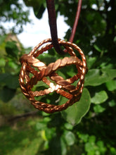 Load image into Gallery viewer, TensorField Generator | 144 MHz Kupfer | Sphärischer Energiegenerator & EMF-Schutz | Handgefertigt nach Heiliger Geometrie