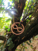 Laden Sie das Bild in den Galerie-Viewer, Tensor-Ring Anhänger "Sacred Unendlichkeit" | 144 MHz Kupfer | Handgefertigt nach Slim Spurling | Mit verstellbarem Lederband
