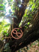 Laden Sie das Bild in den Galerie-Viewer, Tensor-Ring Anhänger "Sacred Unendlichkeit" | 144 MHz Kupfer | Handgefertigt nach Slim Spurling | Mit verstellbarem Lederband