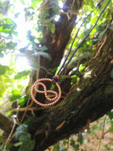 Laden Sie das Bild in den Galerie-Viewer, Tensor-Ring Anhänger "Sacred Unendlichkeit" | 144 MHz Kupfer | Handgefertigt nach Slim Spurling | Mit verstellbarem Lederband