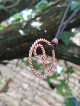 Laden Sie das Bild in den Galerie-Viewer, Tensor-Ring Anhänger "Sacred Unendlichkeit" | 144 MHz Kupfer | Handgefertigt nach Slim Spurling | Mit verstellbarem Lederband