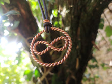 Laden Sie das Bild in den Galerie-Viewer, Tensor-Ring Anhänger "Sacred Unendlichkeit" | 144 MHz Kupfer | Handgefertigt nach Slim Spurling | Mit verstellbarem Lederband