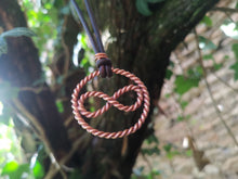 Laden Sie das Bild in den Galerie-Viewer, Tensor-Ring Anhänger "Sacred Unendlichkeit" | 144 MHz Kupfer | Handgefertigt nach Slim Spurling | Mit verstellbarem Lederband
