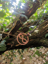 Laden Sie das Bild in den Galerie-Viewer, Tensor-Ring Anhänger "Sacred Unendlichkeit" | 144 MHz Kupfer | Handgefertigt nach Slim Spurling | Mit verstellbarem Lederband