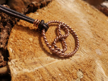 Laden Sie das Bild in den Galerie-Viewer, Tensor-Ring Anhänger "Sacred Unendlichkeit" | 144 MHz Kupfer | Handgefertigt nach Slim Spurling | Mit verstellbarem Lederband