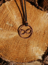 Laden Sie das Bild in den Galerie-Viewer, Tensor-Ring Anhänger "Sacred Unendlichkeit" | 144 MHz Kupfer | Handgefertigt nach Slim Spurling | Mit verstellbarem Lederband
