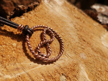 Laden Sie das Bild in den Galerie-Viewer, Tensor-Ring Anhänger "Sacred Unendlichkeit" | 144 MHz Kupfer | Handgefertigt nach Slim Spurling | Mit verstellbarem Lederband