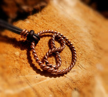 Laden Sie das Bild in den Galerie-Viewer, Tensor-Ring Anhänger "Sacred Unendlichkeit" | 144 MHz Kupfer | Handgefertigt nach Slim Spurling | Mit verstellbarem Lederband