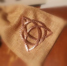 Load image into Gallery viewer, Tensor chain pendant Triqueta