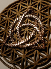 Load image into Gallery viewer, Tensor chain pendant Triqueta