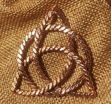 Load image into Gallery viewer, Tensor chain pendant Triqueta