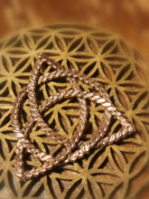 Load image into Gallery viewer, Tensor chain pendant Triqueta