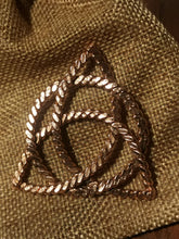 Load image into Gallery viewer, Tensor chain pendant Triqueta