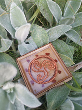 Load image into Gallery viewer, Premium Energetisierungs-Box mit 144 MHz Tensorring, Blume des Lebens & Steinkreis | Für Tensortools & Saatgut