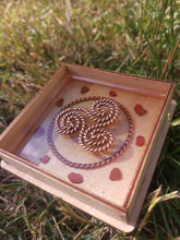 Load image into Gallery viewer, Premium Energetisierungs-Box mit 144 MHz Tensorring, Blume des Lebens & Steinkreis | Für Tensortools & Saatgut