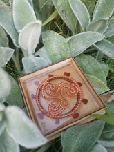 Load image into Gallery viewer, Premium Energetisierungs-Box mit 144 MHz Tensorring, Blume des Lebens & Steinkreis | Für Tensortools & Saatgut