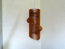 Laden Sie das Bild in den Galerie-Viewer, Pendelleuchte Hängelampe Holz handgemacht modern mit elektr. Anschluss
