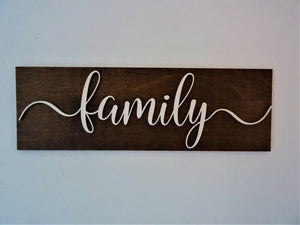 family auf Holzschild für unsere Scrabble - Wand