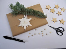 Laden Sie das Bild in den Galerie-Viewer, Geschenkanhänger Weihnachten personalisiert, Stern mit Namen, Holz
