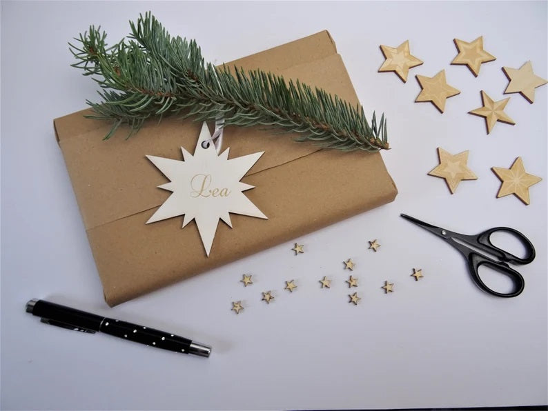 Geschenkanhänger Weihnachten personalisiert, Stern mit Namen, Holz – artergo