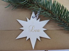 Laden Sie das Bild in den Galerie-Viewer, Geschenkanhänger Weihnachten personalisiert, Stern mit Namen, Holz
